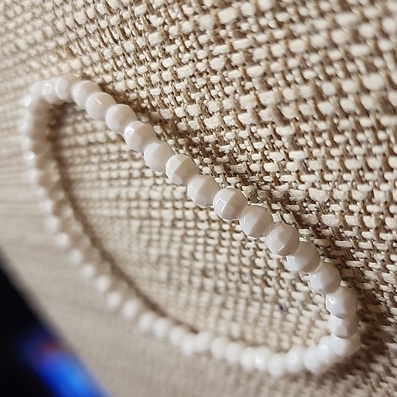 Elegant White Beaded Bracelet - Picture 2 of 3